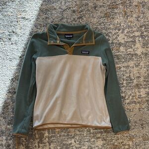 Patagonia Women's Green and Cream Crewneck Sweater
